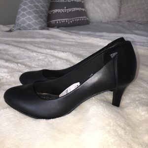NWT Black heels size 8